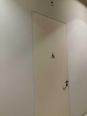 Öffentliches WC für Menschen mit Behinderung im Untergeschoss Tür