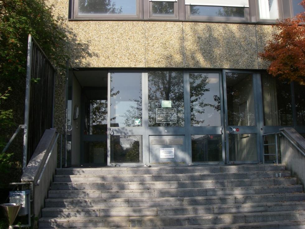 DIN 18040-3: Rampen-Beispiel Gebäude Geographie Campus Hubland Süd vorher