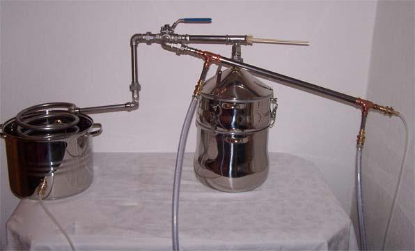 2. Destillatauslauf, 3. Kühlwasserzulauf, 4. Kühlwasserablauf. 9. Verbindungs- und Umschaltmodul mit Steigrohrsystem und Thermometerbuchse, sowie 1. Gewinde für die Verschraubung auf dem Helm, 2.