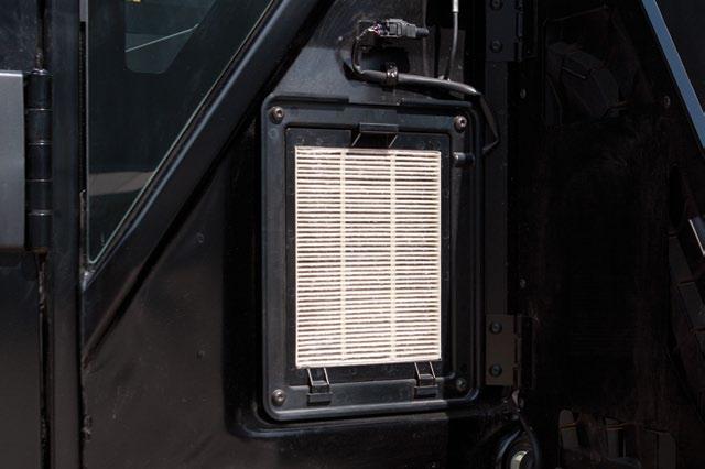 Wartung Hochklappbarer luftgekühlter Ladeluftkühler (ATAAC, Air-To-Air Aftercooler) und ausschwenkbarer Kältemittelkondensator zur leichteren Reinigung.