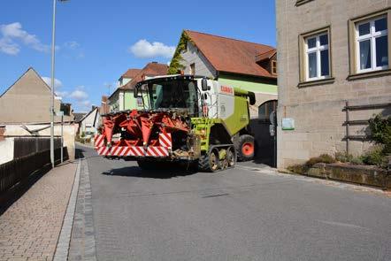 Moderne Landtechnik stößt an die Grenzen ländlicher Infrastruktur Landwirte stoßen mit moderner Landtechnik in Landschaften und Dörfern vielfach an die Grenzen der Infrastruktur aus früheren