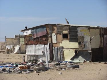 Durch die zunehmende Landflucht leben über 4000 von Menschen im ärmlichen Gebiet vornehmlich Swakopmund in Hütten, die aus Blechteilen und