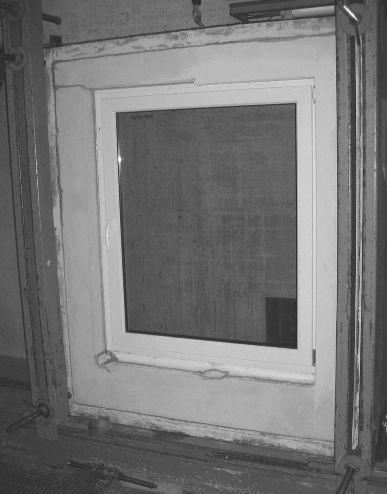 Blatt 3 von 17 Vorbehandlung der Haftflächen Alle Haftflächen am Fensterelement und in der Mauerleibung wurden vor der Verklebung gründlich gereinigt.