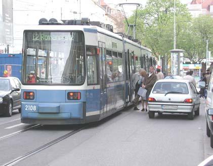 Steigen Fahrgäste ein oder aus, darf rechts nur mit Schrittgeschwindigkeit vorbeigefahren werden (in der Regel Haltestellen der Straßenbahn oder vorbeiführender Radweg).