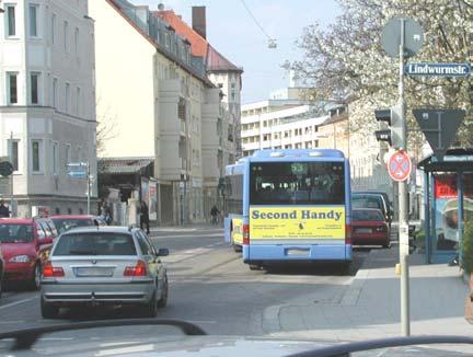 Überholen: Linienbusse und Schulbusse, die sich mit WARNBLINKLICHT einer Haltestelle nähern, dürfen nicht mehr überholt werden.