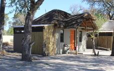 S e i t e 8 Übernachtung: Khwai Guest House Das Gästehaus liegt im Herzen des freundlichen und ländlichen Dorfs Khwai im nördlichen Botswana und befindet sich somit in der Nähe des