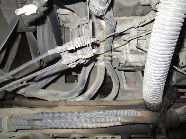 11 15/15 Varmeren monteres i slangen (1) fra varmeapparatet på C- siden av motoren. Kapp slangen (1) rett overfor bøyen, påse at det kappes rett ().