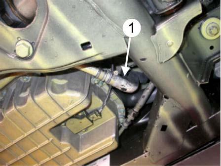 1 7/15 Die Kunststoffabdeckung oberhalb des Motors sowie die beiden vorderen Kunststoffbefestigungen entfernen. Die Motorwanne entfernen. Die Kunststoffabdeckung des Kühlerventilators entfernen.