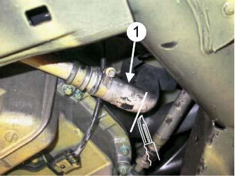 Das herausgetrennte Schlauchstück so aufschneiden, das das gerade Stück zwischen dem Rohr des Klimakompressors und dem Motorwärmer liegt (4). Motorwärmer mit Kabelbindern (5) befestigen.
