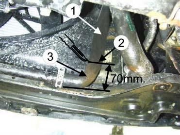 3 8/15 Før montering demonteres platen under motoren. Varmeren monteres fra undersiden, i slangen (1) som sitter mellom vannpumpen og røret til varmeapparatet. Kapp slangen (1) 70mm () fra vinkelen.