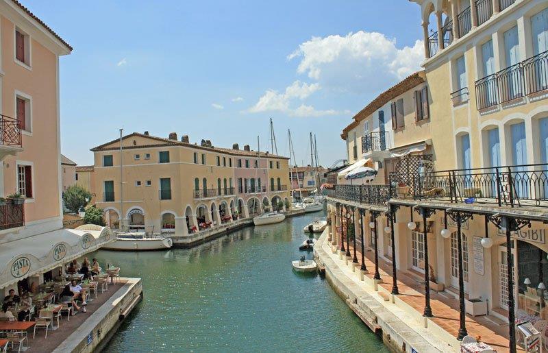 Port Grimaud wird auch das Klein-Venedig von Frankreich genannt. Die Krachten und Häfen liegen etwa 15 km vom Feriendorfplatz entfernt.