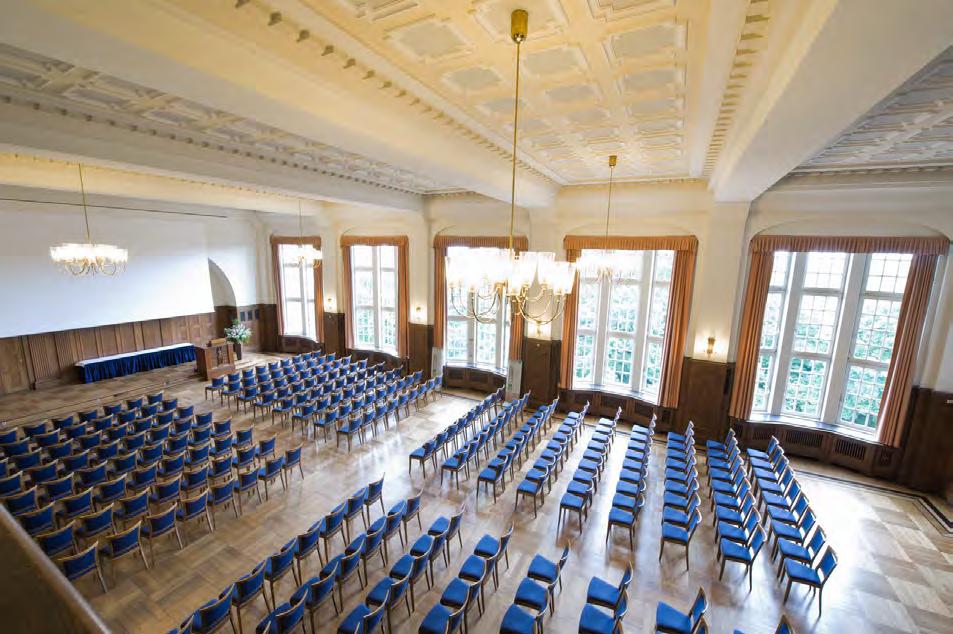 Großer Saal Der Große Saal zeichnet sich durch besondere handwerkliche Baukunst und gestaltung aus. Der Saal besticht durch seine Größe (fast 300 m 2 bei einer Deckenhöhe von 7,20 m).
