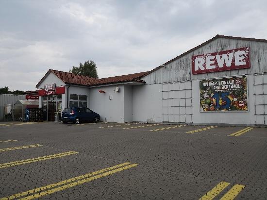 Fotos Fladungen weist derzeit den Lebensmittelmarkt Rewe auf, der im Zuge des Planvorhabens nach Nordheim v. d. Rhön umziehen wird.