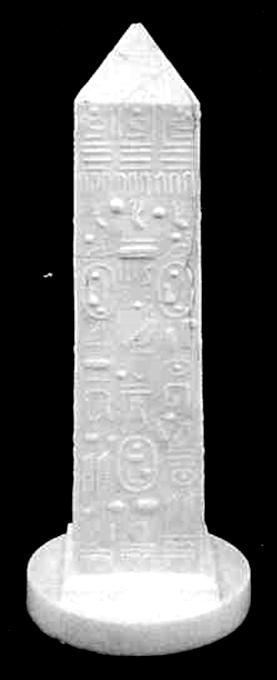 Bateman, dass ein Forscher ägyptischer Hieroglyphen den Namen des Herstellers verborgen zwischen den vielen Zeichen und Symbolen entdecken könnte, die auf den Seiten der Obelisken eingeprägt sind.