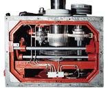 Serienausstattung: 4 3-Achs-Positionsanzeige 4 3-Backen Spannfutter Ø250 mm 4 4-Backen Spannfutter Ø300 mm 4 Aufspannscheibe Ø400 mm 4 Feststehende und mitlaufende Lünette 4 Reitstock 4 Fußbremse 4