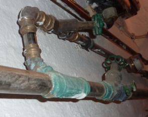 Kupferleitungen dürfen nur bei einem ph-wert des Trinkwassers > 7,4 vom Versorgers eingebaut werden.