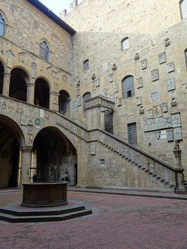 Es ist die berühmte Wirkungsstätte von Fra Angelico (Der Engelgleiche), der zahlreiche Klosterzellen ausgemalt hat und zeitweise im Kloster lebte.