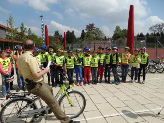 Mai 2014: Auf dem Weg zum Radl-Führerschein Innerhalb von drei Übungseinheiten übten die vierten Klassen