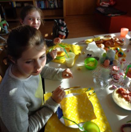 2014: gemeinsames Osterfrühstück in der 4a und 4b Jedem, der an diesem Tag das Klassenzimmer betrat, wehte