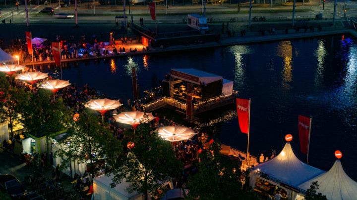 ÜBERBLICK - KIEL KIEL 04. September bis 8. September 2019 > Der Bootshafen hat sich als neue Heimat des Duckstein Festivals etabliert! > ca. 35.