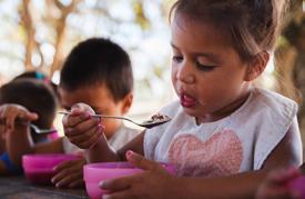 Sie haben dadurch die gleichen Chancen wie Kinder, die im Kinderdorf aufwachsen: Sie können zur Schule gehen, bekommen regelmäßige Mahlzeiten und werden ärztlich versorgt.