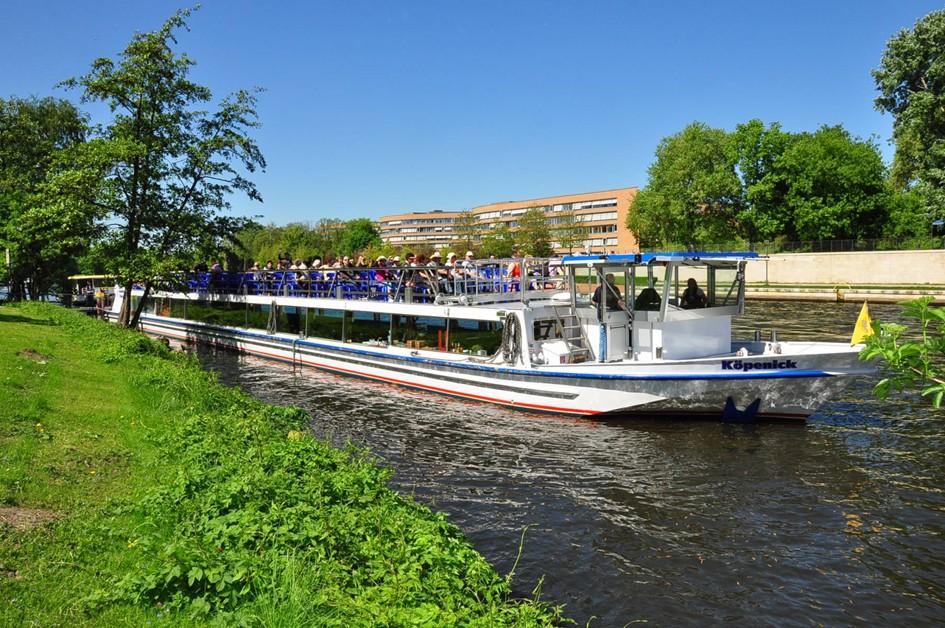 Seite 3 Am Sonntag (06.05.) wird ab 10.00 Uhr eine gemeinsame Schifffahrt (Brückenfahrt) auf der Spree und dem Landwehrkanal mit dem Schiff Köpenick stattfinden. Die Fahrt wird ca. 3,5 h dauern.