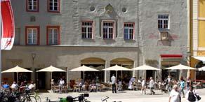 Viele kleine Gassen und Plätze laden ein zum Verweilen, Bummeln, Schauen und Einkaufen in den zahlreichen Geschäften und Botiquen. Besuchen Sie Regensburg vorab auf seiner Homepage! www.regensburg.