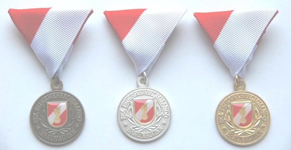 Medaillen mit Dreiecksband Stufe III