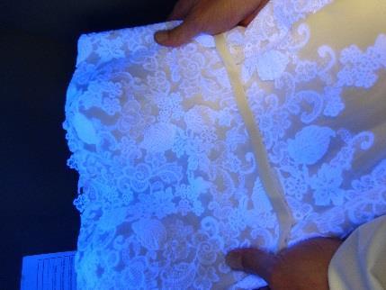 5. Aufheller Bei diesem Hochzeitskleid kann unter UV-Licht festgestellt werden, dass das Kleid entgegen der Pflegekennzeichnung nicht einer