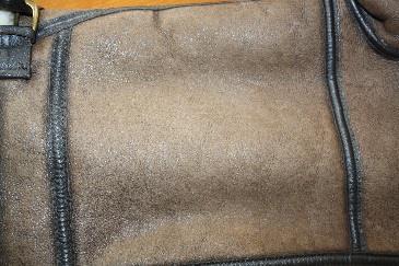 Abbildung 19: Winterjacke Leder ist ein Naturprodukt, dessen Farbe und Griff sich auch bei den schonendsten Reinigungsprozessen verändern können.
