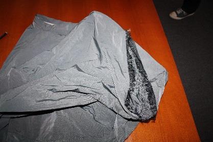 Textilreiniger nicht einstehen. Abbildung 20: Lederjacke 7. Mangelhafte Verarbeitung Bei diesem Jupe sind nach dem Reinigungsprozess Ausfransungen festzustellen.
