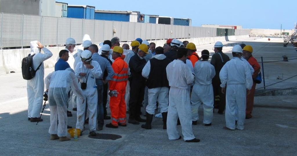 Teilnehmer an der Besichtigung der Fähre in Bari Während der Vorbesprechungen hatten sich die Seeunfalluntersucher über die für sie wichtigsten Punkte abgestimmt.
