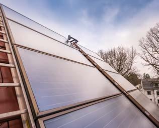 EnergieBonusBayern Beispiel 5 Sanierung eines Siedlerhauses mit Solarthermie/Holzpelletheizung Die Solarthermieanlage auf dem Dach kann rund 60 % der Heizwärme und 95 % des Trinkwarmwasserbedarfs