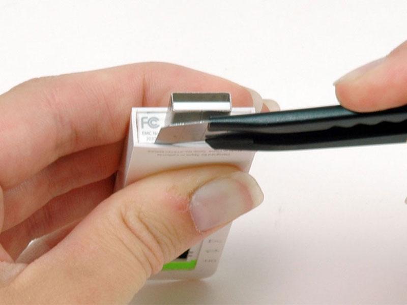 Verwenden Sie ein Exacto Messer den Kleber hält den USB-Anschluss auf dem ipod zu trennen.