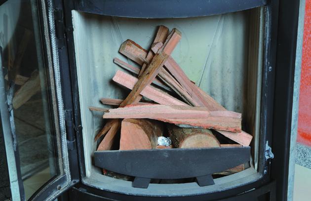 2 Lassen Sie diese Holzaufgabe mit auf "AUF" stehender Primär- und Sekundärluft herunterbrennen, bis kaum noch Flammen vorhanden sind und das Holz in die Glutphase übergeht