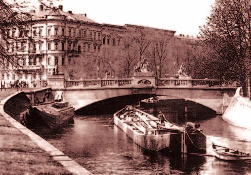 Im Jahre 1749 verlängerte man die Burgstraße bis zu den außerhalb der Stadtbefestigung entstandenen Vorstadtgebieten und dem Schloss Monbijou mittels einer hölzernen Brücke über den Festungsgraben,