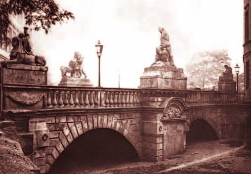 Der Königsgraben zweigte stromaufwärts der Blocks- und späteren Waisenbrücke von der Spree ab und mündete stromabwärts der Pomeranzen- und späteren Friedrichsbrücke wieder in sie.