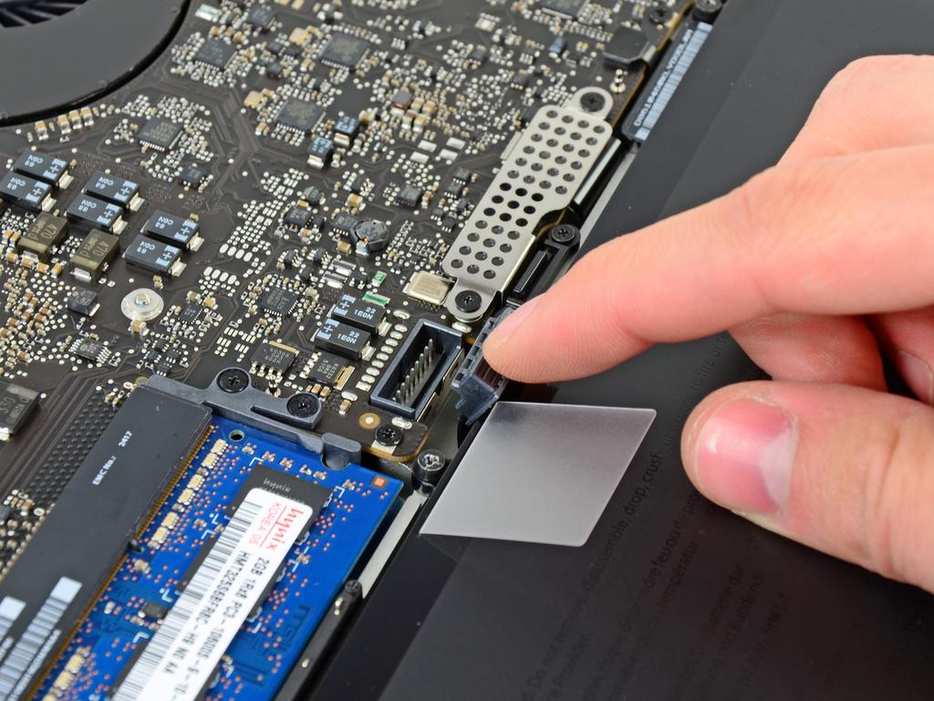 MacBook Pro 15" Unibody Mitte 2012 optisches Laufwerk austauschen Schritt 4 Biege das Akkukabel leicht von seinem Anschluss
