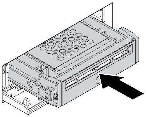 6. Schieben Sie die Kunststoffhalterung mit dem neuen 2,5-Zoll-Speicherlaufwerk in das Gehäuse mit Frontzugriff für die Speichereinheit, bis sie einrastet.