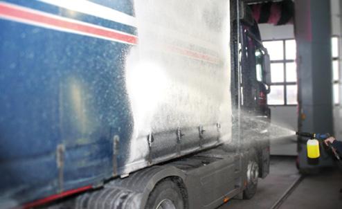 Artikel 295 Truck-Reiniger Truck-Reiniger ist ein hochkonzentrierter alkalischer Reiniger. Er reinigt schnell und zuverlässig Silo- und Tankzüge, Planen, Busse und Kofferfahrzeuge.