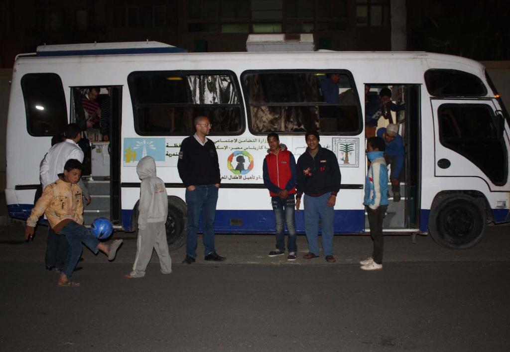 Am Abend besuchen wir den Straßenkinder-Betreuungsbus der