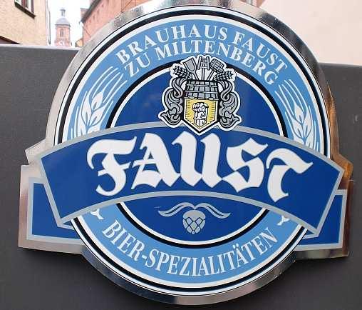 Nach Begrüßung der rund 30 Teilnehmer durch Tatjana Smyrek mit dem jüngsten Produkt der Brauerei, einem süffigen Bayrisch Hell, wurden die Besucher zunächst mittels Multimedia-Show mit einer