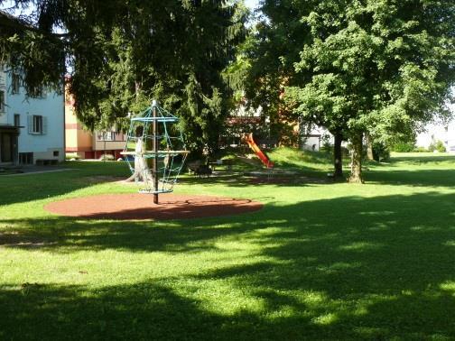 Family Corner Liebe Eltern Nachdem die Spielraumanalyse abgeschlossen worden ist, begann im letzten Winter die Arbeit der Projektgruppe zur Realisierung des Spielplatzes im Flühli Quartier.