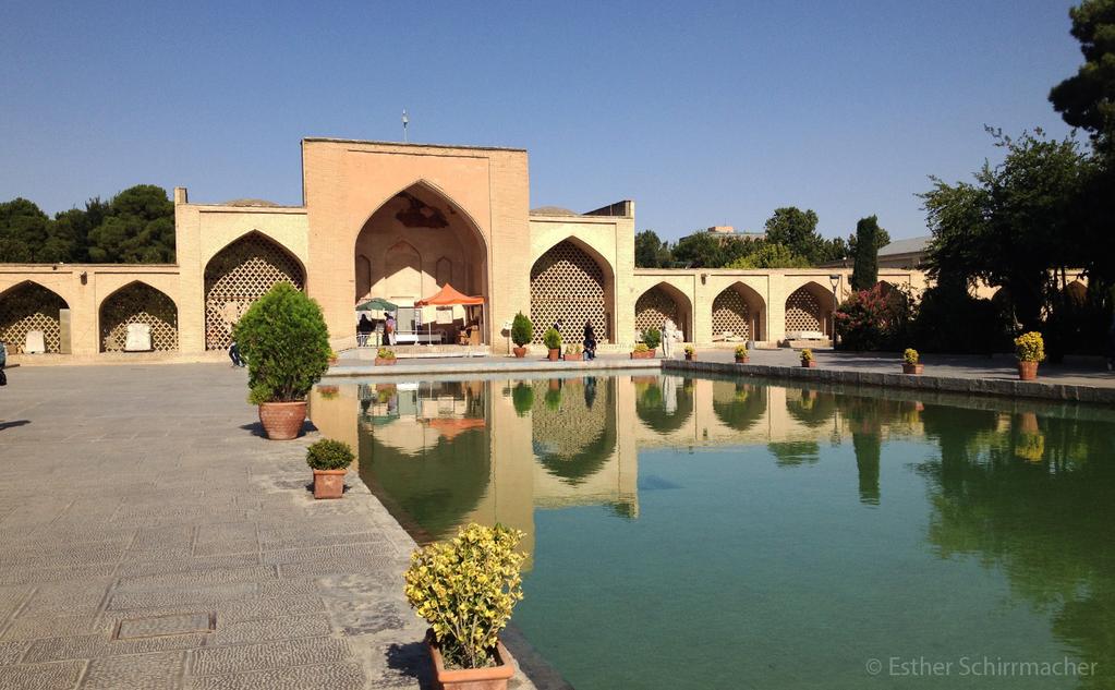 Irans schönste Stadt: Isfahan Isfahan liegt in Zentral-Iran, rund 450 Kilometer südlich von der Hauptstadt Teheran.