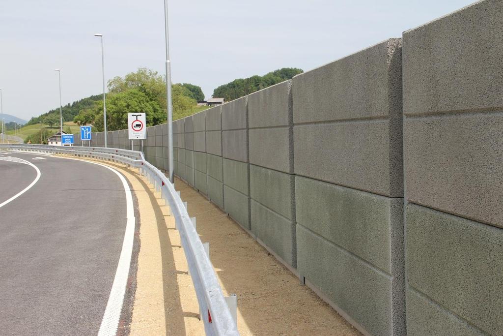 ORTSUMGEHUNGSSTRASSE GROBELNO, SLOWENIEN Entlang der Straße 107, welche die Bezirke Šentjur und Mestinje verbindet, wurden drei Abschnitte mit PHONOBLOC Duo A3 A3 Paneelen ausgestattet.