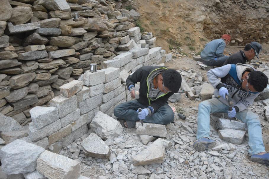 Erneuerung und Wachstum symbolisieren das Frühjahr und das scheint sich auf unser Vorhaben übertragen zu haben. Steinklopf-Arbeiter aus Okhaldhunga (Distrikt in Ost-Nepal) Seit dem 27.03.