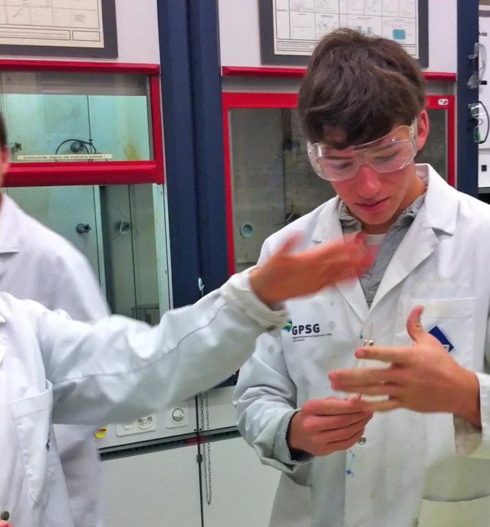 Wenn es knallt und stinkt Das Praktikum im Fach Chemie, oft schlicht als Chemielabor bezeichnet, ist ein fester Bestandteil der Ausbildungsgänge einer Kantonsschule.