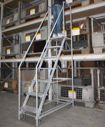 Podestleitern Steigtechnik Aluminium-Plattformtreppe, fahrbar Rahmen aus Stahlrohr, geschweisste Ausführung grau lackiert, Stufen aus geriffeltem Aluminium, 2 Ablagen, Zentralhebelfahrwerk.