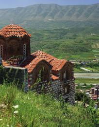 Die direkt auf einem Hügel errichtete Stadt der Steine stammt aus dem 12. Jahrhundert und ist eine reizende, osmanische Museumsstadt.