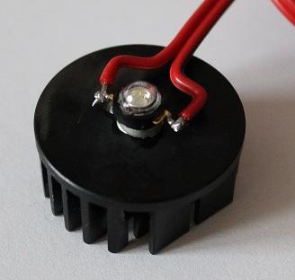 Die einzelnen Komponenten Der LED-Kühlkörper mit der aufgeklebten LED.